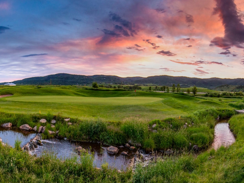 Golf hole with water in front of green